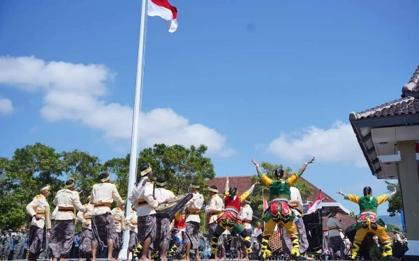 Foto Gelaran seni ronthek Deling Glagah Ombo asal Desa Tamanasri Kecamatan Pringkuku saat menyambut SBY dalam acara upacara detik-detik proklamasi di Halaman Pendopo Kabupaten Pacitan. (Foto: Prokopim Pacitan)