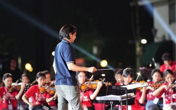 Foto Potret Eki Satria saat menjadi Konduktor di Orkestra GBN saat tampil di Jakarta. (Foto: Instagram @gitabahananusantara)