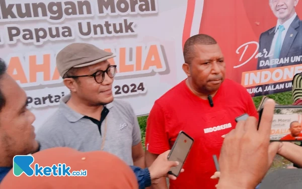 Foto Yanto Amus Ijie saat diwawancarai oleh sejumlah awak media di taman DEO Sorong City. (Foto: Zaid Kilwo/Ketik.co.id)