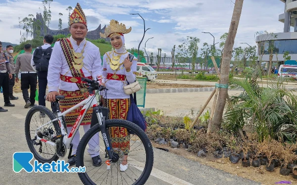 Foto Pasangan suami istri Abi Manyuarliandito dan Uswatun saat menerima hadiah sepeda dari Presiden RI. (Foto: Naufal/Ketik.co.id)