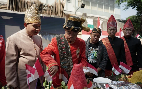 Foto Prosesi potong tumpeng semarakkan HUT RI ke-79 di Mercure Surabaya Grand Mirama (Foto: Mercure Surabaya Grand Mirama)