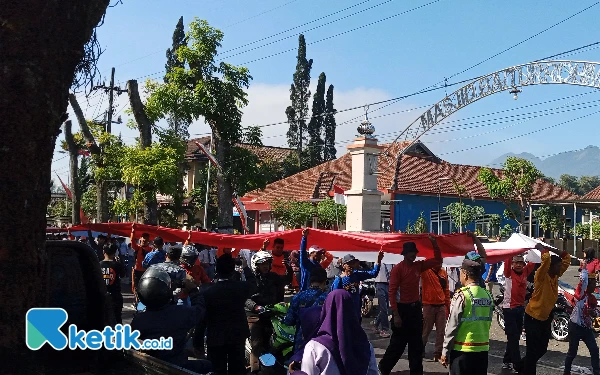 Thumbnail Tempuh 21 Kilometer, Warga Malang Barat Arak Bendera Raksasa Peringati HUT Ke-79 RI