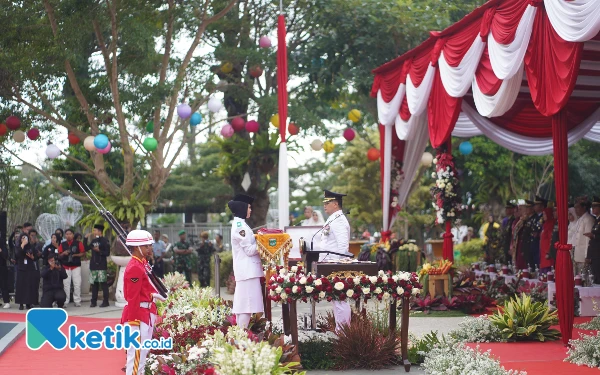 Foto Pj Wali Kota Batu menyerahkan bendera merah putih ke Paskibraka dalam Upacara HUT ke 79 Kemerdekaan RI di Balai Kota Among Tani, Sabtu (17/8/2024). (Foto: Sholeh/Ketik.co.id)