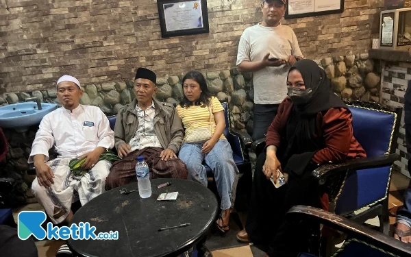 Foto FPI saat menggerebek Lorensia Resto dan Cafe di Sampang (Foto: Mat Jusi/Ketik.co.id)