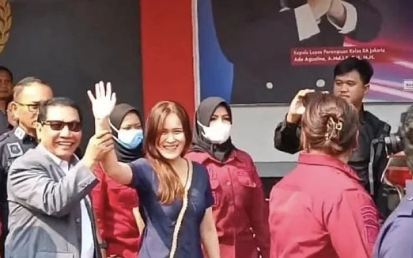 Thumbnail Senyum Rekah Jessica Wongso 'Kopi Sianida' Keluar Lapas Pondok Bambu, Resmi Bebas Bersyarat