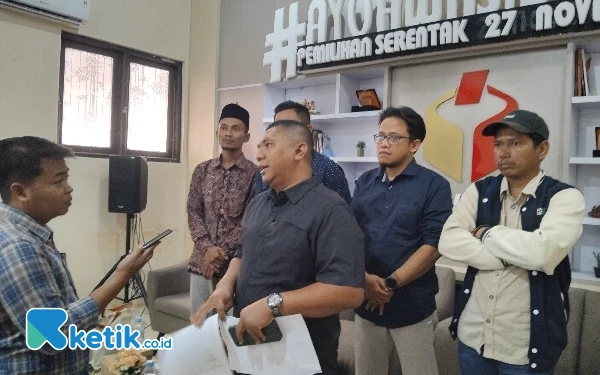 Foto Ketua Bawaslu Bangkalan Ahmad Mustain Saleh saat di wawancara awak media. (18/08/2024) (Ismail Hs/Ketik.co.id)