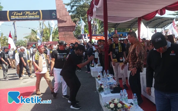 Foto Komisioner KPU Kabupaten Malang ketika menyapa Wabup Malang Didik Gatot Subroto. (Foto: Binar Gumilang/Ketik.co.id)