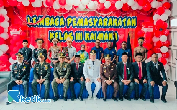 Foto Bupati Kaimana Freddy Thie bersama Sekda Donald R Wakum, Forkopimda foto bersama di Lapas Kaimana (foto La Jen,/Ketik.co.id)