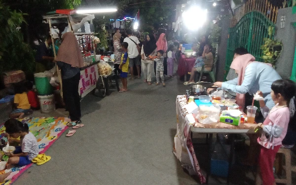 Foto Stand kuliner yang memadati jalan utama Jambangan gang 4 (foto:Suyono)