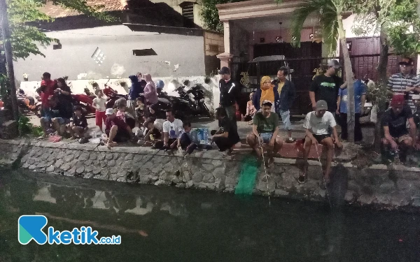 Foto Berjubel demi mendapatkan spot memancing yang tepat (foto:Suyono)