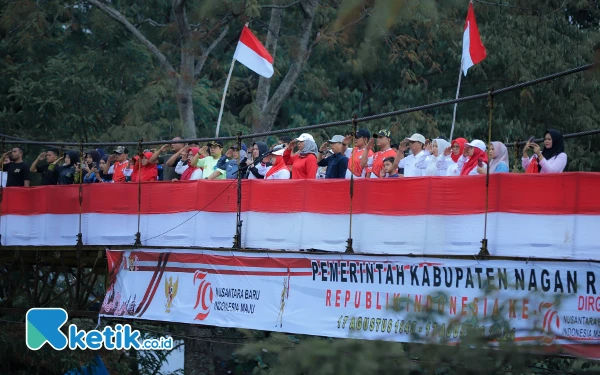 Foto Para kepala SKPK dan instansi terkait mengikuti apel saat pembentangan bendera berukuran raksasa di Irigasi Beutong, Minggu (18/8/2024). (Foto: Wan LR/Ketik.co.id)