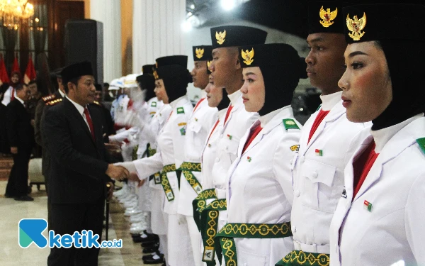 Foto Plt Bupati Sidoarjo bersama Forkopimda Sidoarjo mengucapkan selamat kepada anggota Paskibra 2024 di Pendopo Delta Wibawa pada Kamis malam (15/8/20024). (Foto: Fathur Roziq/Ketik.co.id)