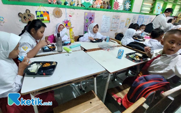 Thumbnail Pemkot Surabaya Tambah 3 Sekolah untuk Program Makan Bergizi Gratis, Libatkan UMKM Lokal