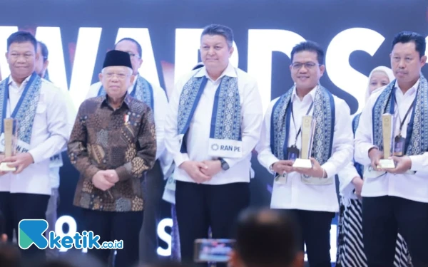 Thumbnail Berita - Berhasil Redam Ektrimisme, Wapres Ma'ruf Amin Berikan RAN PE Award kepada Bupati Bandung