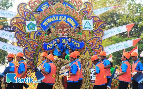 Foto Perumda Delta Tirta tampil dengan kreasi megah berupa kepala singa saat Shining Jayandaru 2024 Minggu (18/8/2024). (Foto; Fathur Roziq/Ketik.co.id).