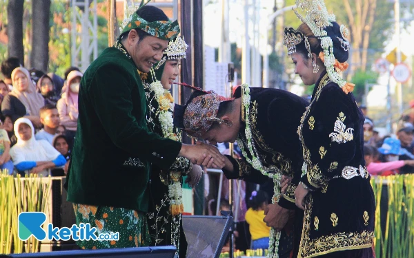 Foto Pasangan pengantin yang mengenakan kreasi busana karya perancang HARPI Melati Kabupaten Sidoarjo disambut Plt Bupati H Subandi. (Foto; Fathur Roziq/Ketik.co.id).