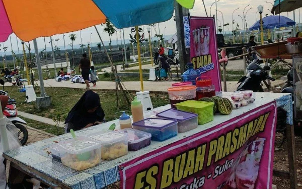 Foto Salah satu lapak pedagang minuman di area RTH Singgahan, Kabupaten Tuban (19/08/2024)(Foto Ahmad Istihar/Ketik.co.id)