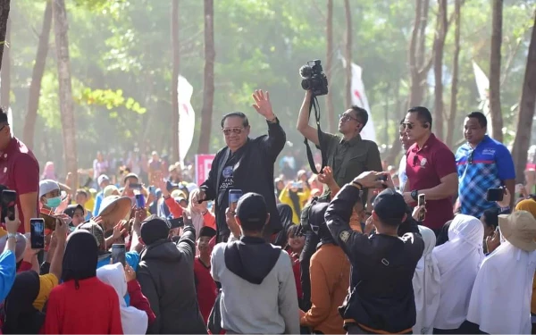 Thumbnail Berita - Kala SBY Ikuti Acara Menggambar Bareng Warga di Pacitan