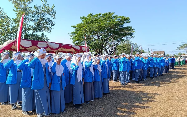 Foto Para siswa mengikuti upacara HUT Ke-79 Kemerdekaan RI dengan hikmat. (Foto: Istimewa/ Dok SMAN 1 Karas)