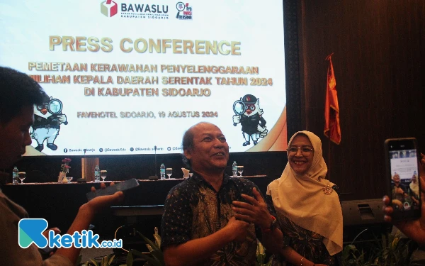 Foto Ketua Bawaslu Sidoarjo Agung Nugraha didampingi Komisioner Bawaslu Sidoarjo Agisma Dyah Fastari saat melakukan konferensi pers. (Foto: Fathur Roziq/Ketik.co.id)