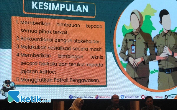 Foto Kesimpulan pemaparan kerawanan Pemilu 2024 disampaikan Ketua Bawaslu Sidoarjo Agung Nugraha didampingi Komisioner Bawaslu Sidoarjo Agisma Dyah Fastari. (Foto: Fathur Roziq/Ketik.co.id)