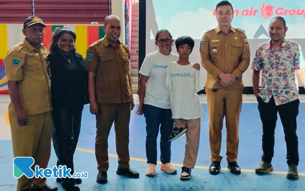 Foto Bupati Freddy Thie bersama Sekda Donald R Wakum dan Tegar di GOR Kaimana (foto La Jen/Ketik.co.id)