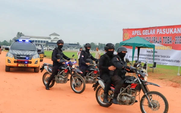 Foto Personel Polres Labuhanbatu melakukan adegan pada simulasi Sispamkota dalam simulasi persiapan Operasi Mantap Praja Toba 2024. (Foto: Humas Polres for Ketik.co.id)