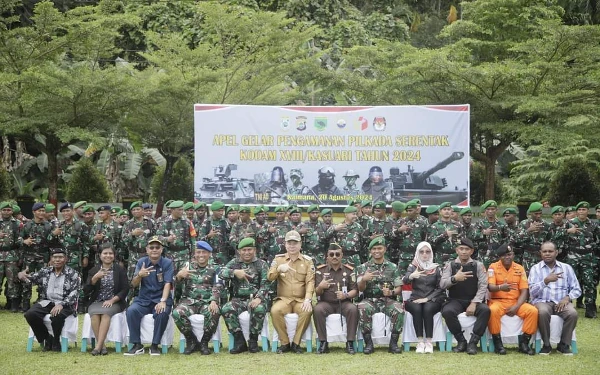 Foto Bupati Freddy Thie saat foto bersama saat apel pengamanan Pilkada 2024 di Makodim 1804/Kaimana (foto Humas Pemkab Kaimana/Ketik.co.id)