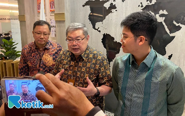 Foto (Kiri) Dr. Trianggoro Wiradinata, ST., M.Eng.Sc.Dekan Faknologi Informasi UC dan Ketua Transformasi AI, Rektor UC Ir. Yohannes Somawiharja, M.Eng,
Miklos Sunario Co Founder Edubeyond. (Foto: Shinta Miranda/Ketik.co.id)