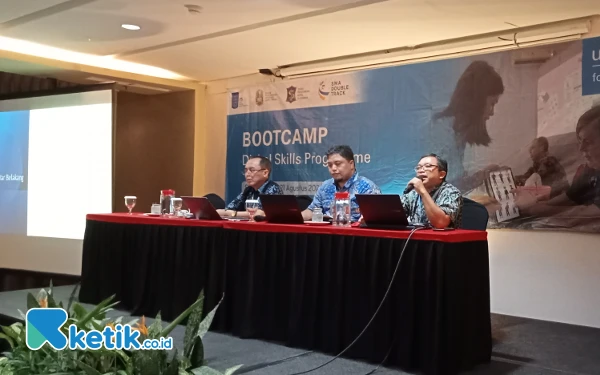 Foto Tim ITS saat mengisi acara Bootcamp Digital Skills Programme di Ibis Hotel (Foto: Fatimah/Ketik.co.id)