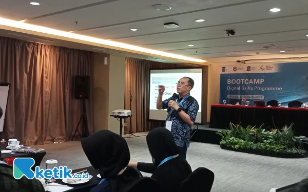 Foto M. Zainul Asrori saat memaparkan materi tentang cara presentasi pada para siswa Digital Skills (Foto: Fatimah/Ketik.co.id)