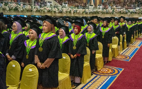 Foto Para mahasiswa yang mengikuti prosesi pengukuhan wisuda ke-111 di Unesa. (Foto: Humas Unesa)