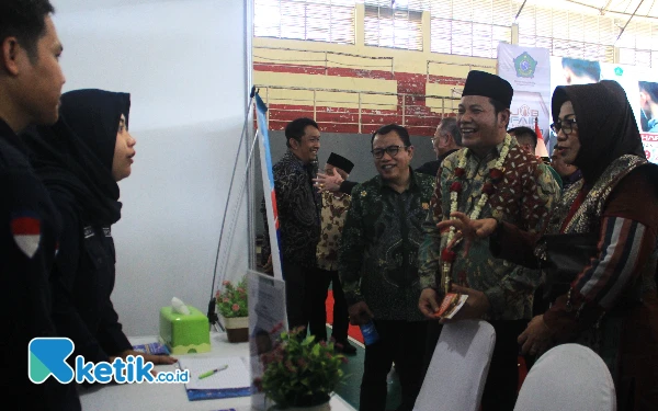 Foto Dari kanan, Sekda Fenny Apridawati, Plt Bupati Subandi, dan Ketua DPRD Sidoarjo H Usman berbincang dengan staf perusahaan yang membuka lowongan kerja di Job  Fair Sidoarjo 2024 di GOR Serba Guna Sidoarjo. (Foto: Fathur Roziq/Ketik.co.id)