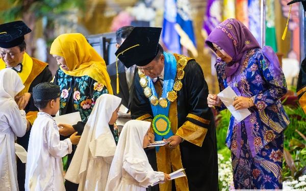 Foto Peringatan Dies Natalis ke-60 Unesa beri santunan kepada para anak yatim. (Foto: Humas Unesa)