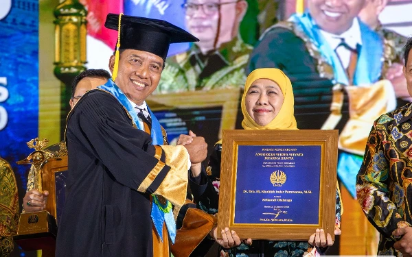 Thumbnail Rayakan Dies Natalis ke-60, Unesa Berikan Penghargaan Kepada Khofifah