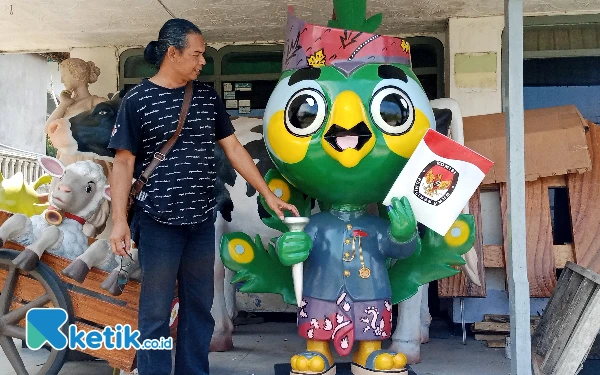 Thumbnail Berita - Patung Maskot Pilkada Jawa Timur Digarap Seniman Kota Batu