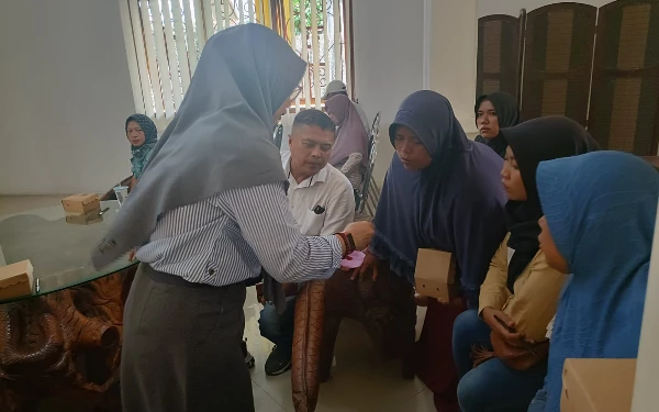 Foto Pelaku UMKM antusias mempelajari teknik pembuatan bakso sehat dari bahan baku chitosan (19/8/2024) (Foto: dok. Fauzan Adhim)