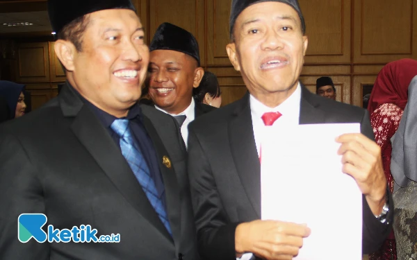 Foto Sudjalil menunjukkan formulir kredit Bank Jatim yang bikin ngakak Bangun Winarso dan Riki Wardoyo. (Foto: Fathur Roziq/Ketik.co.id)