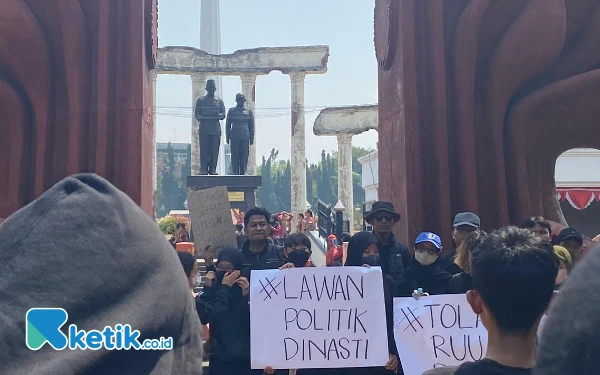 Foto Demo di depan Tugu Pahlawan (22/8/2024). (Foto: Shinta Miranda/Ketik.co.id)