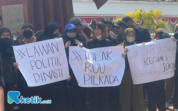 Masyarakat Surabaya Raya Turun ke Jalan, Ada Tulisan: 'Cari Kerja Susah kecuali Bapakmu Jokowi'