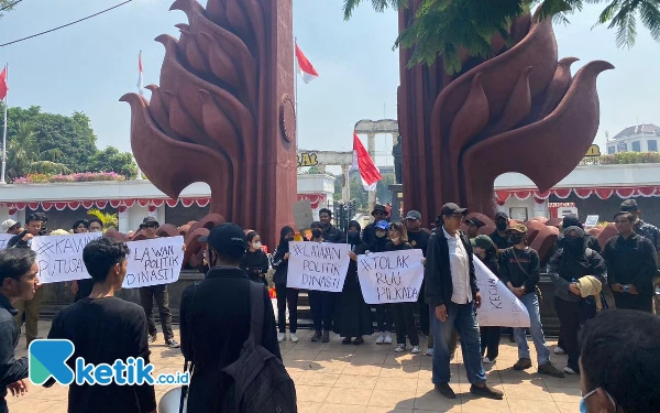 Foto Demo menyuarakan pembangkangan konstitusi. (Foto: Shinta Miranda/Ketik.co.id)