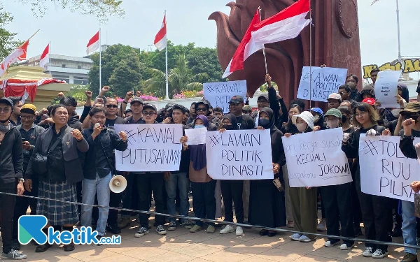 Foto Anak-anak muda menyuarakan pembangkangan konstitusi di Surabaya. (Foto: Shinta Miranda/Ketik.co.id)