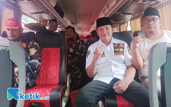 Foto Hermawan atau yang biasa dipanggil Kondo Ketua PC Ansor Kabupaten Blitar saat di bus menuju ke Bali, Kamis (22/8/2024). (Foto: Favan/ketik.co.id)