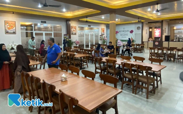 Foto Suasana Resto Joss Gandos yang ada di Ketintang Surabaya. (Foto: Shinta Miranda/Ketik.co.id)