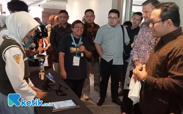 Foto Arie Rukmantara, Kepala perwakilan Unicef Jawa-Bali bersama Dinas Pendidikan Jatim, Konsul Jenderal Australia Steve Scott, dan undangan di stand SMAN 1 Saradan (Foto: Fatimah/Ketik.co.id)