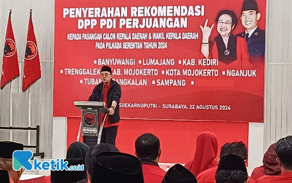 Foto Wakil Ketua DPD PDIP Jatim Budi Sulistyono saat memberikan sambutan dalam pemberian rekomendasi, Kamis, 22 Agustus 2024. (Foto: Khaesar/Ketik.co.id)