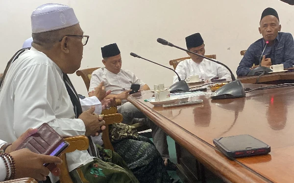 Foto Ketua DPRD dan Anggota DPRD Sampang saat menemui Habaib dan Ulama' di Forum Audiensi (Foto: Mat Jusi/Ketik.co.id)