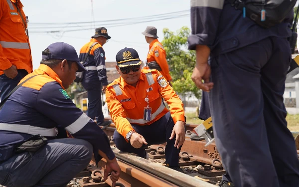 Foto Kepala Daop 7 Madiun Suharjono saat memeriksa rel kereta / (Foto : Dokumen KAI Daop 7 Madiun)