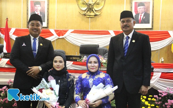 Foto Legislator Zahlul Yussar dan Moch. Agil Effendi dari Partai Demokrat setelah pengambilan sumpah di ruang paripurna DPRD Sidoarjo. (Foto: Fathur Roziq/Ketik.co.id)