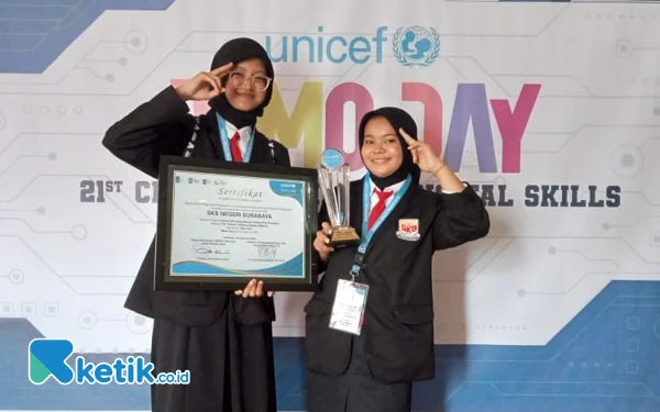 Foto Alexia (kanan) dan Felisha (kiri) dengan bangga membawa piala juara 1 dan sertifikat penghargaan di Program Digital Skills (Foto: Fatimah/Ketik.co.id)